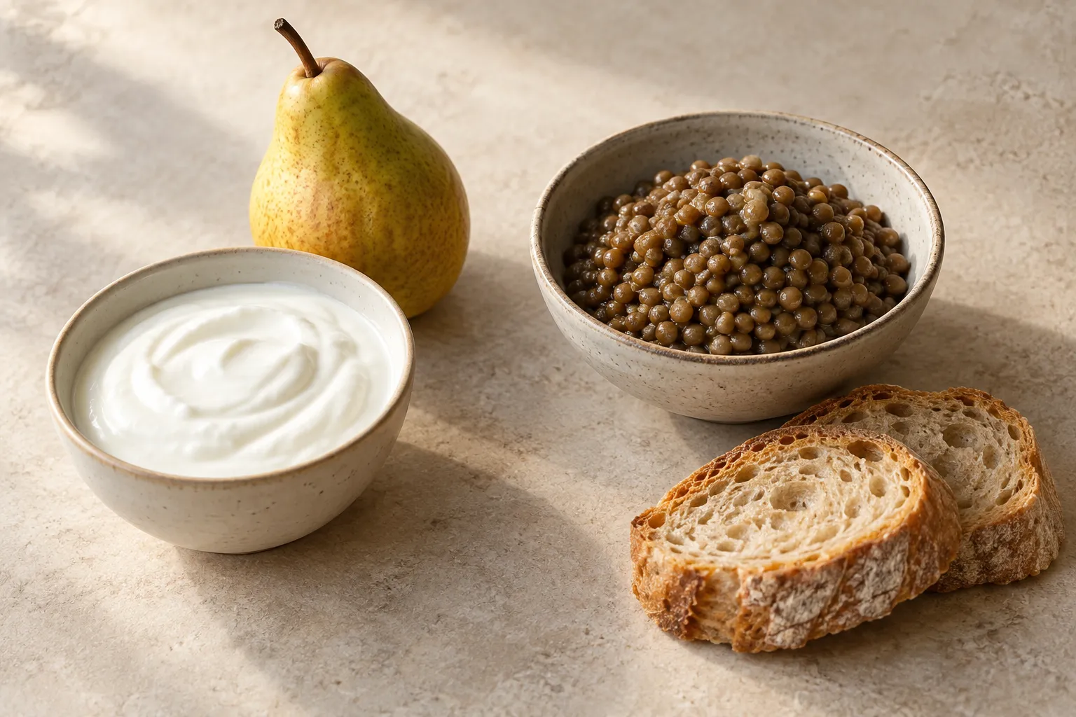 Fromage blanc avec une poire, à côté de lentilles cuites et de pain